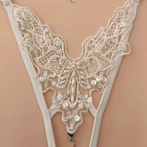 Biele crotchless tangá s príveskom Carla