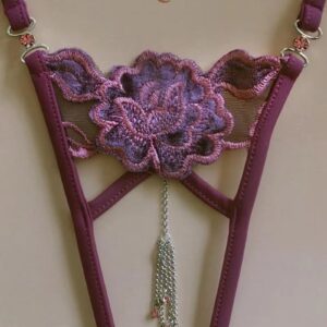 Fialové crotchless tangá s príveskom Priska