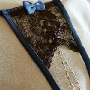 Tmavomodré crotchless tangá s príveskom Morphée
